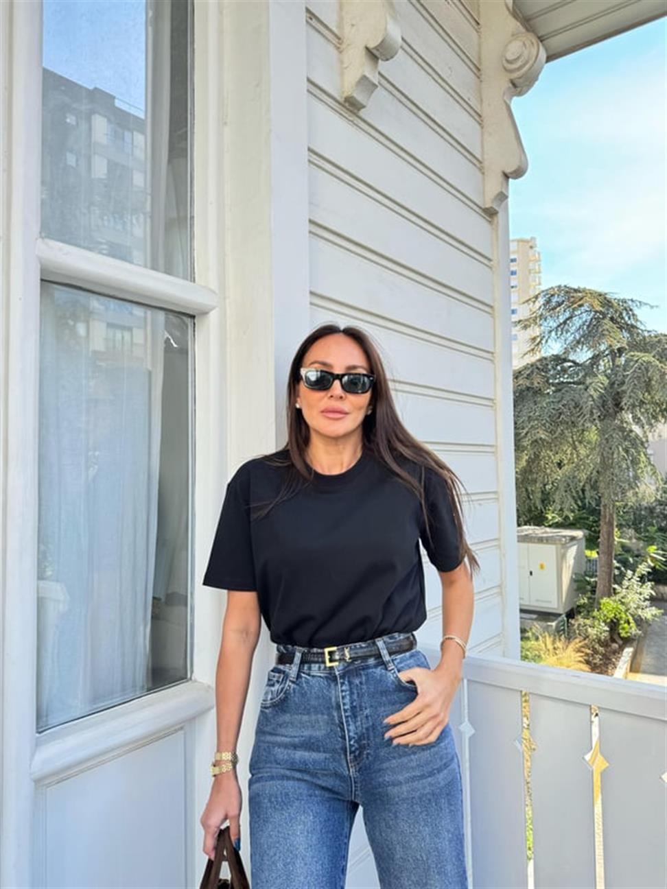 Siyah Dekoratif Dikişli Bisiklet Yaka Tişört