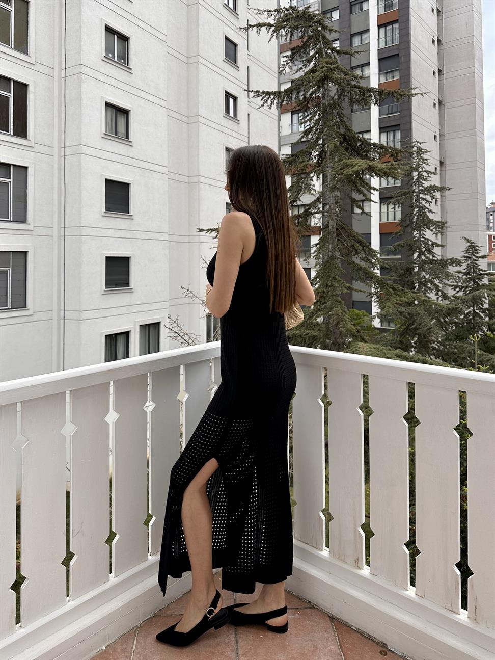 Siyah Delikli Yırtmaçlı Triko Elbise