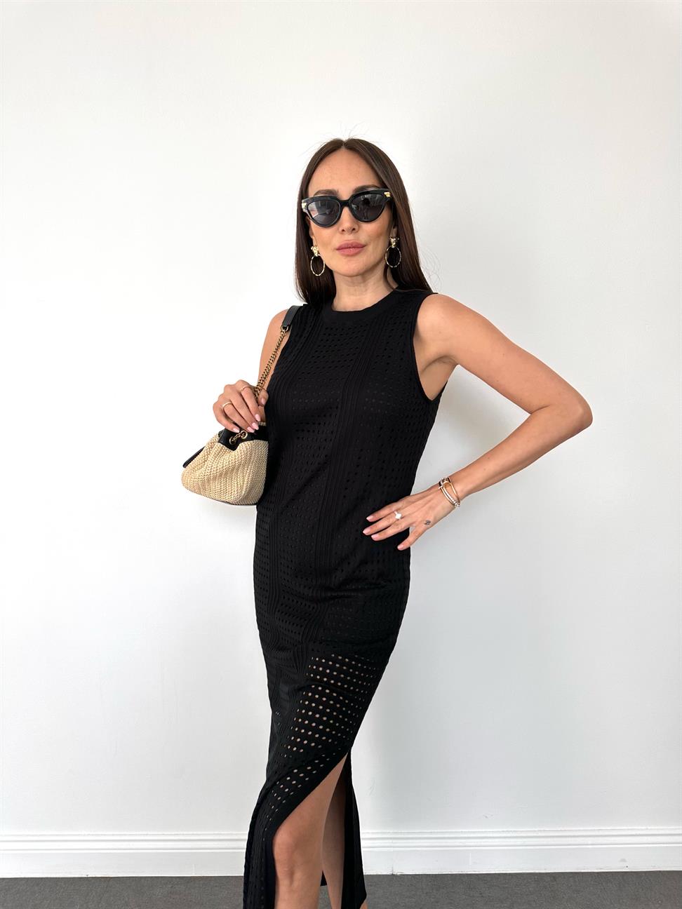 Siyah Delikli Yırtmaçlı Triko Elbise