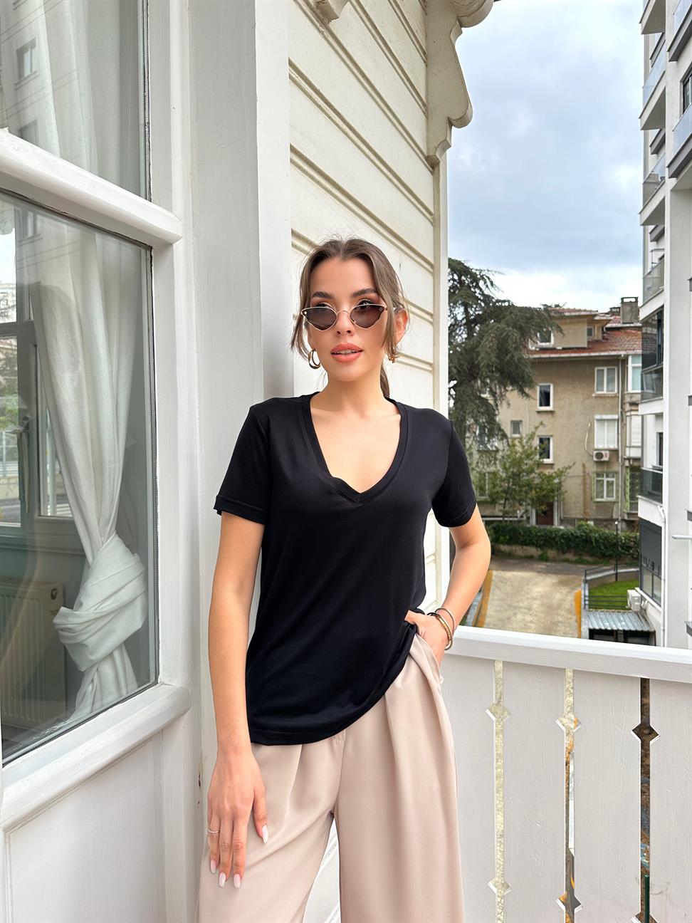 Siyah Derin V Yaka Tişört