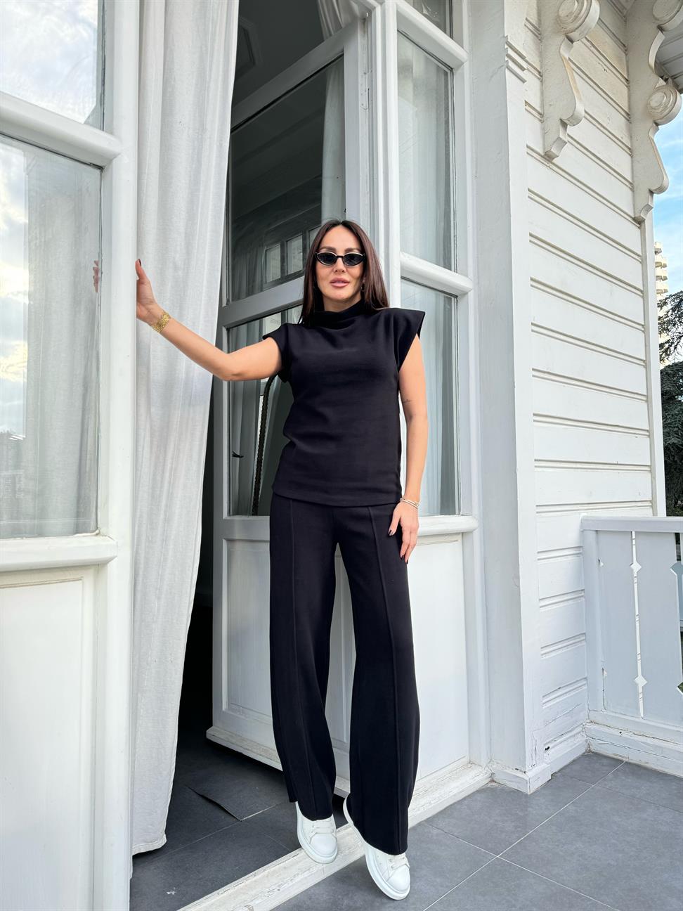 Siyah Dik Yaka Kolsuz Triko ve Pantolon Takım