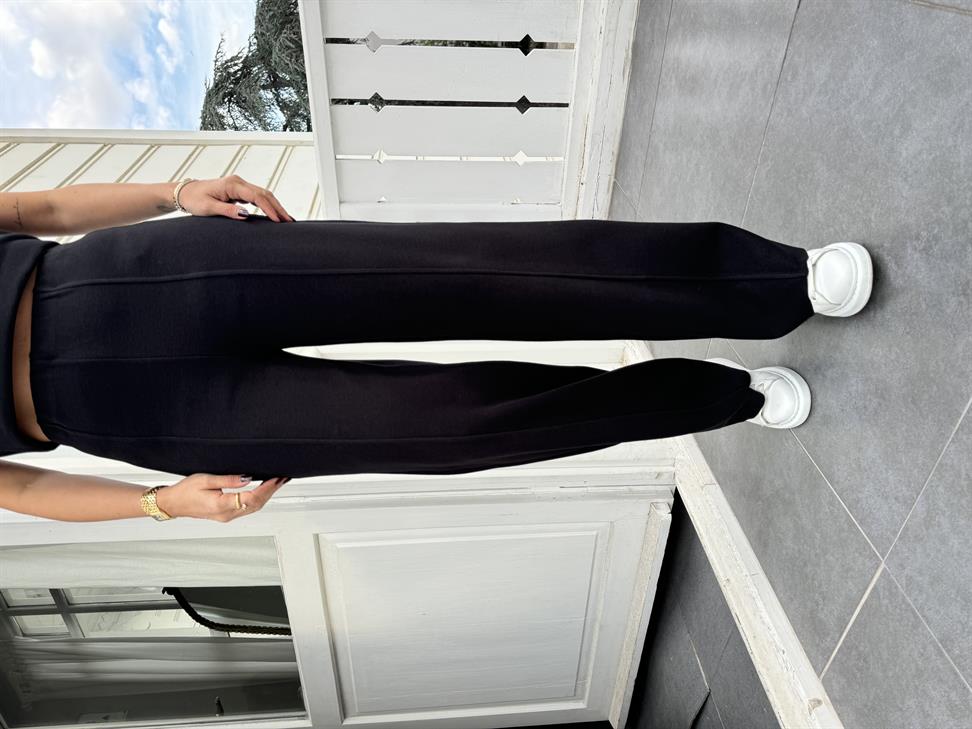 Siyah Dik Yaka Kolsuz Triko ve Pantolon Takım