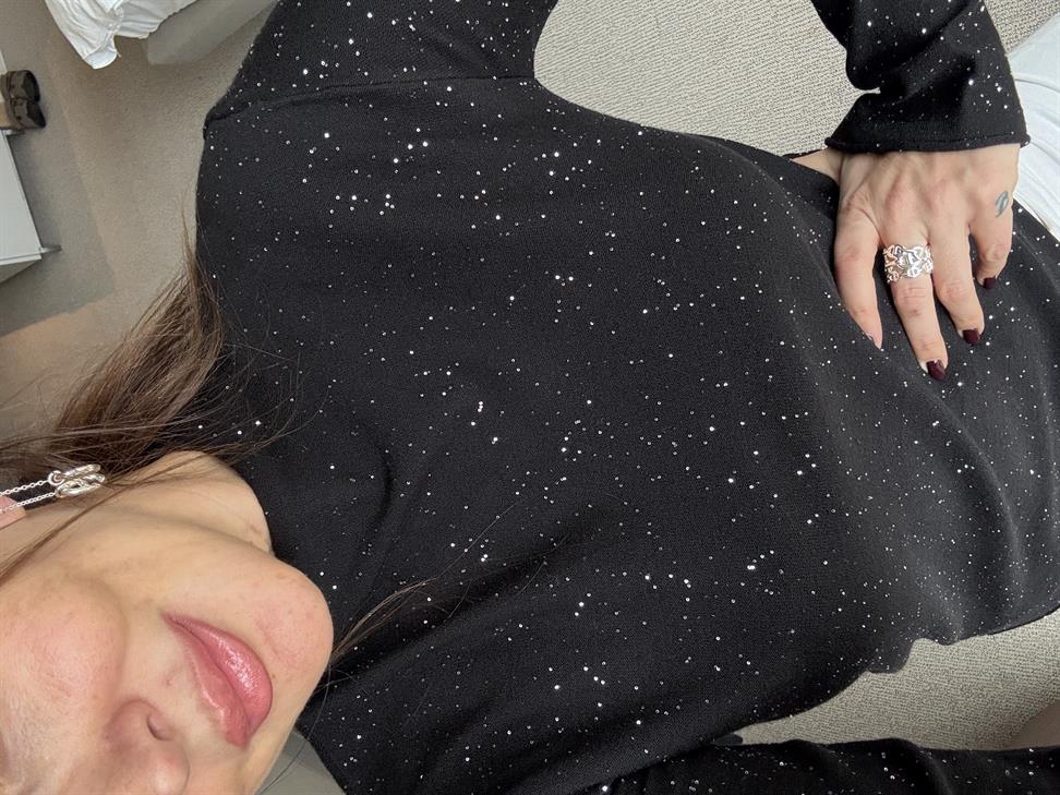 Siyah Dik Yaka Pullu İnce Triko Kazak