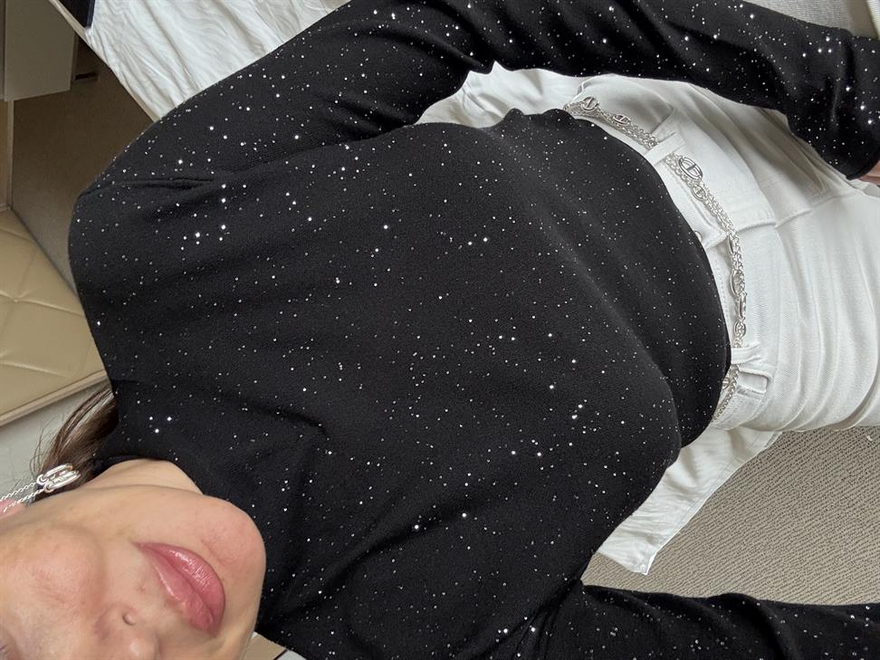 Siyah Dik Yaka Pullu İnce Triko Kazak