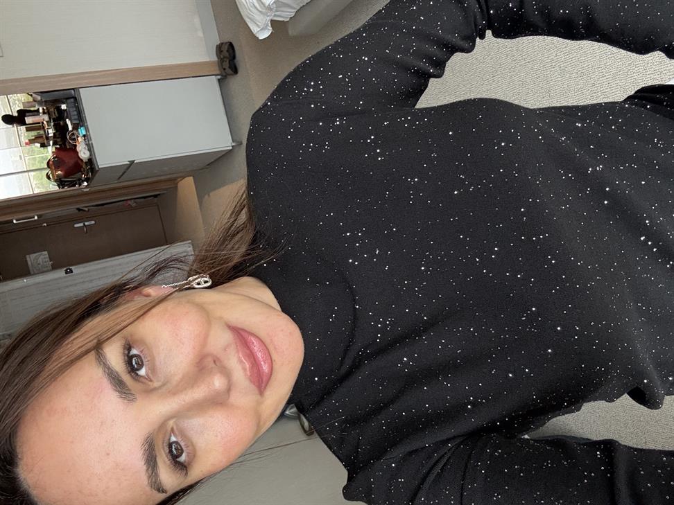 Siyah Dik Yaka Pullu İnce Triko Kazak