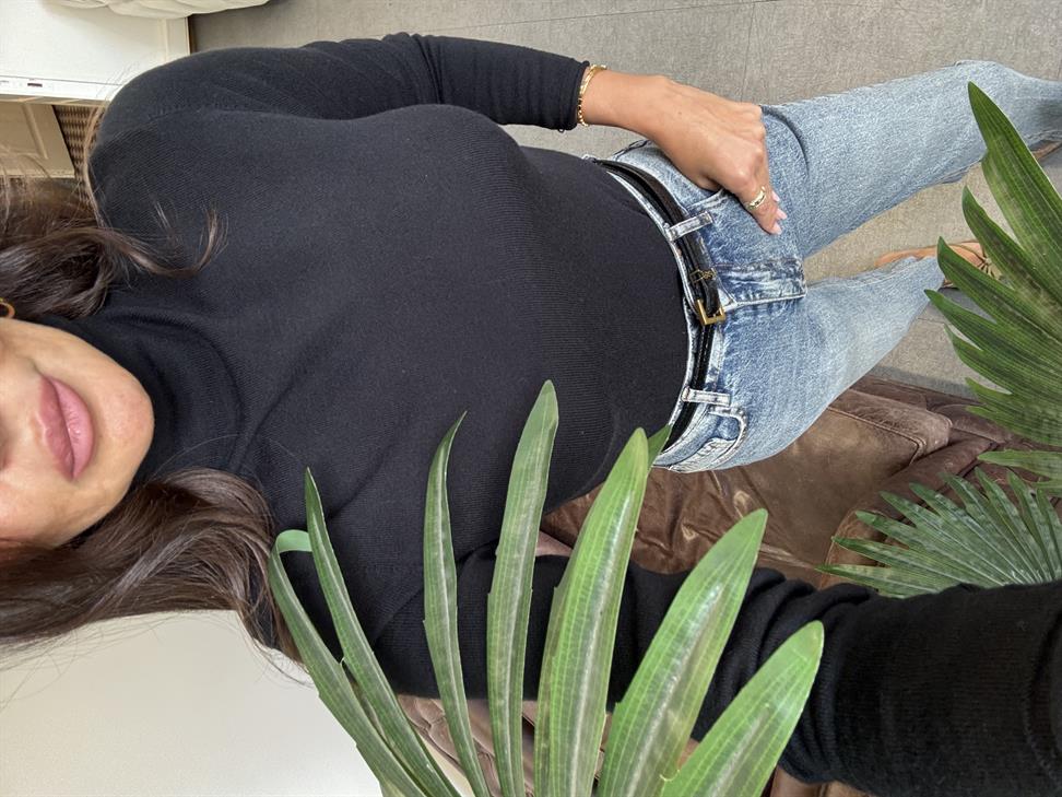 Siyah Dik Yaka Yünlü Yumuşak İnce Dokulu Triko Kazak