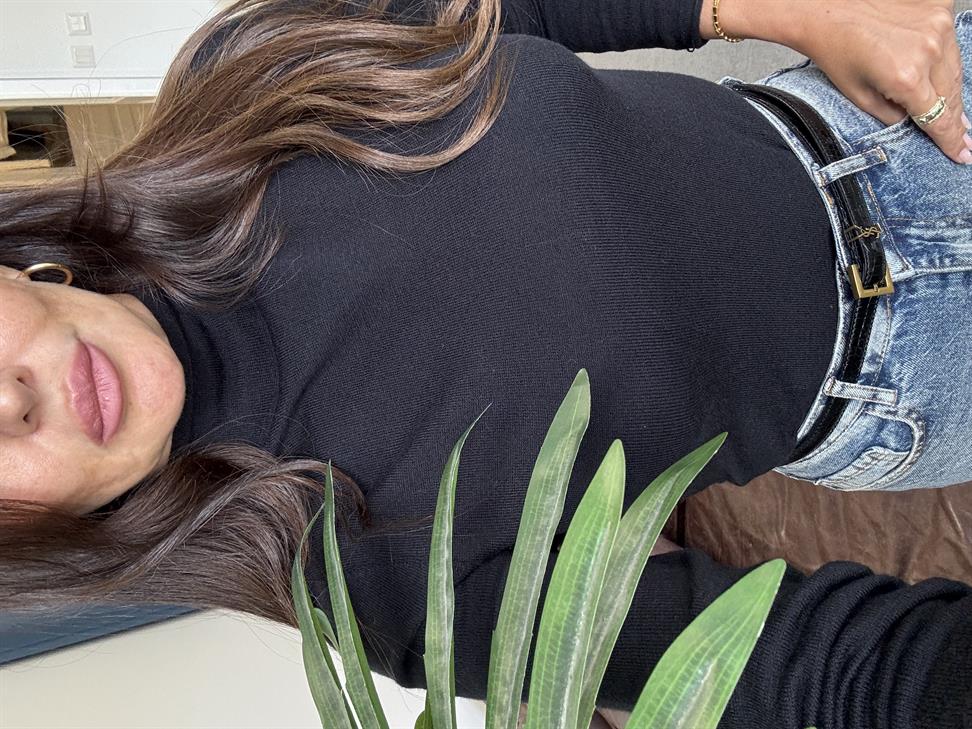 Siyah Dik Yaka Yünlü Yumuşak İnce Dokulu Triko Kazak