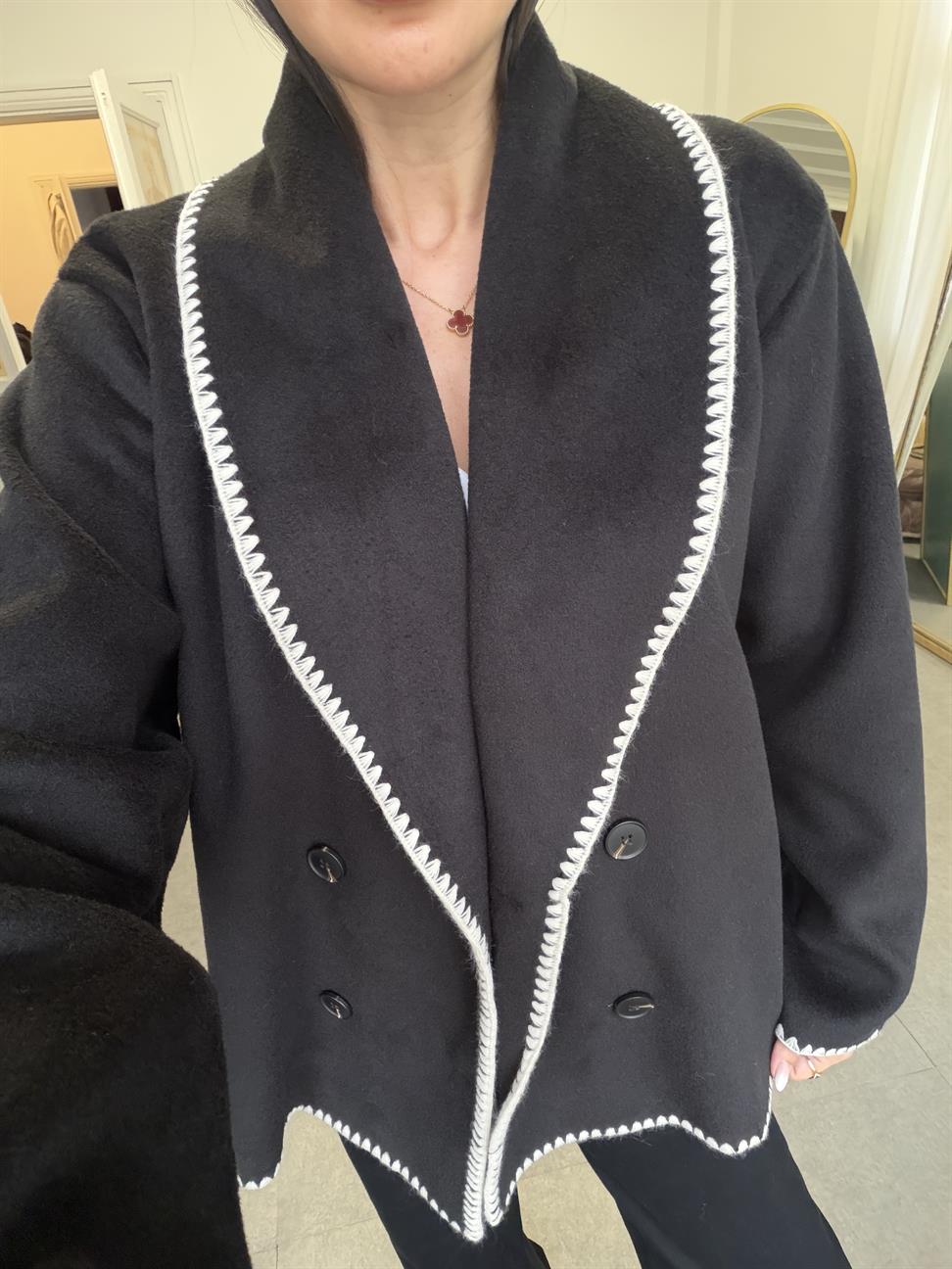 Siyah Dikiş Detaylı Ceket