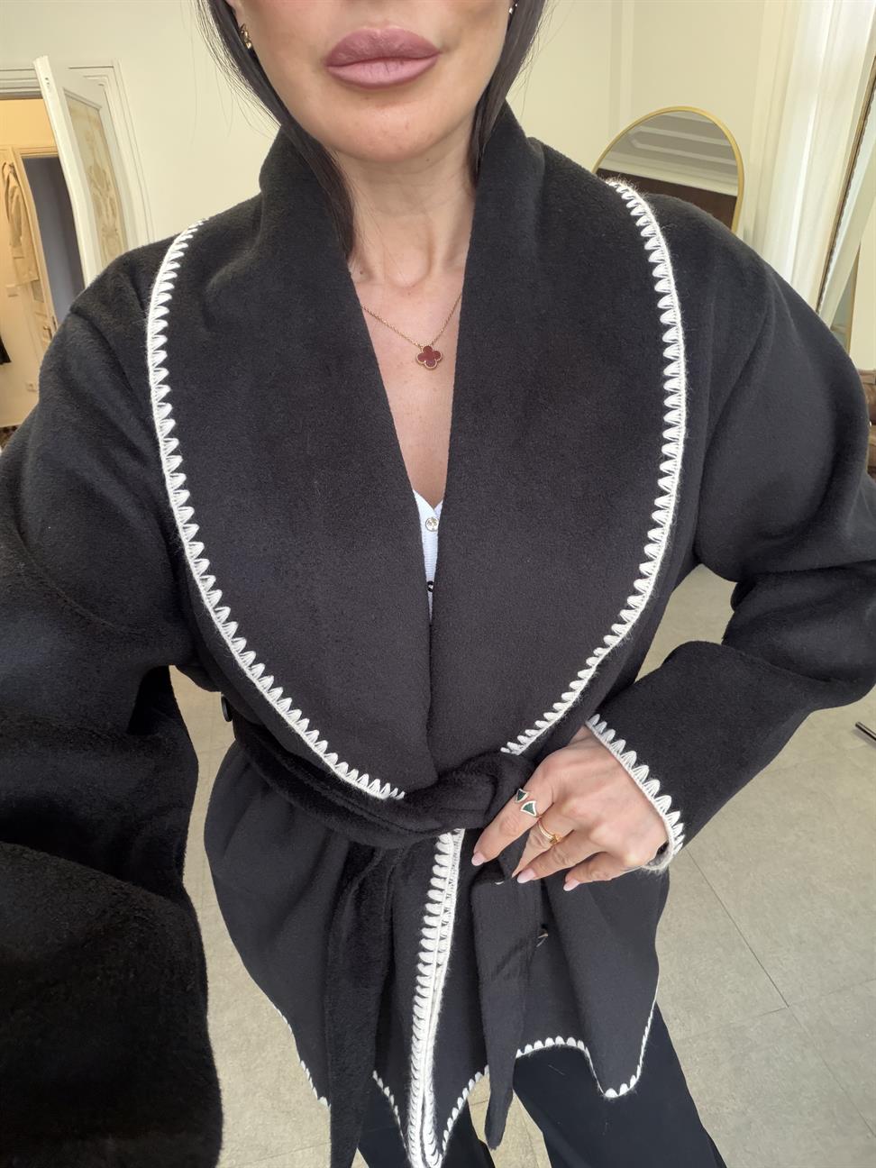 Siyah Dikiş Detaylı Ceket