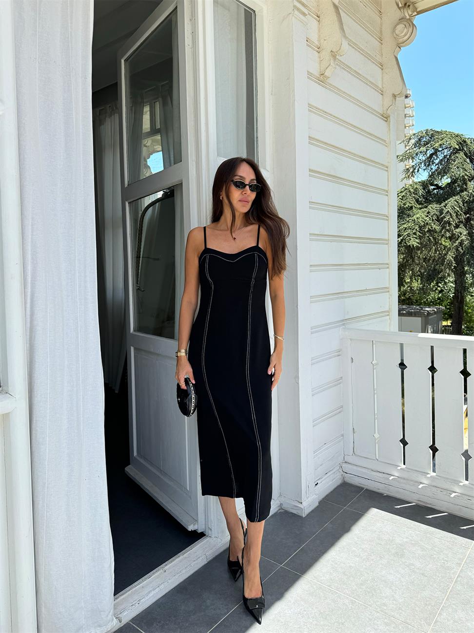 Siyah Dikişli Askılı Elbise