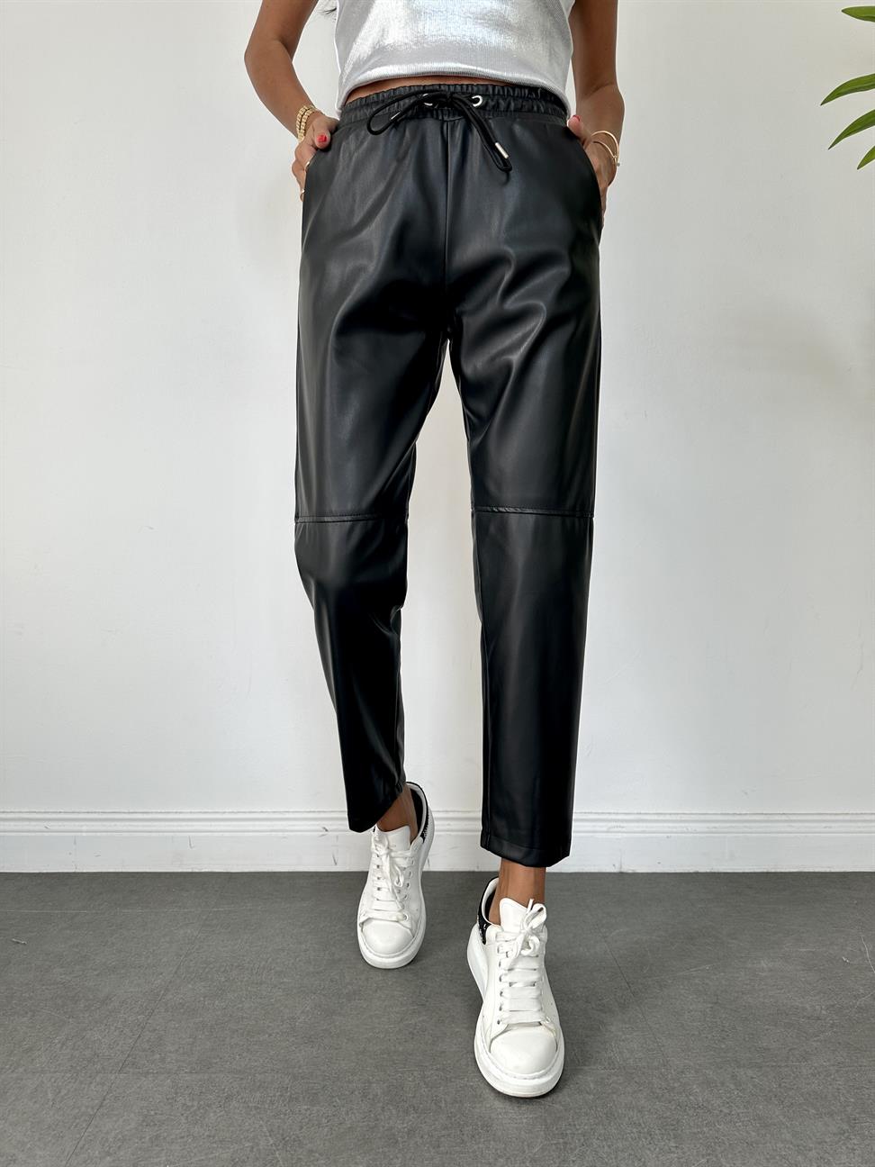 Siyah Dizi Dikişli Bağcıklı ve Beli Lastikli Deri Pantolon