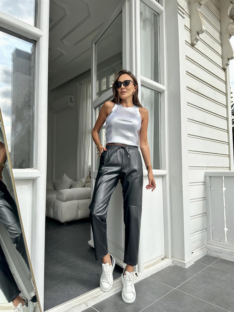 Siyah Dizi Dikişli Bağcıklı ve Beli Lastikli Deri Pantolon