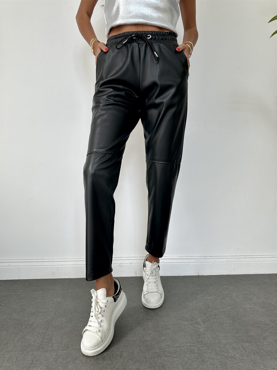 Siyah Dizi Dikişli Bağcıklı ve Beli Lastikli Deri Pantolon