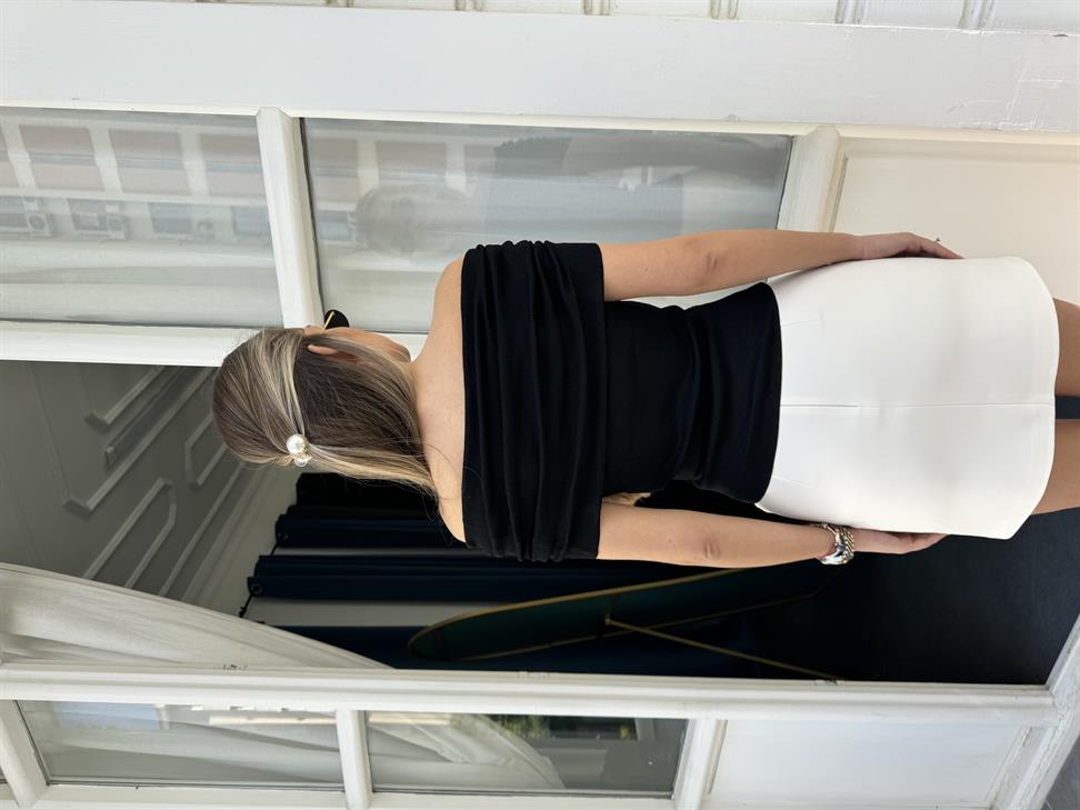 Siyah Dökümlü Madonna Bluz