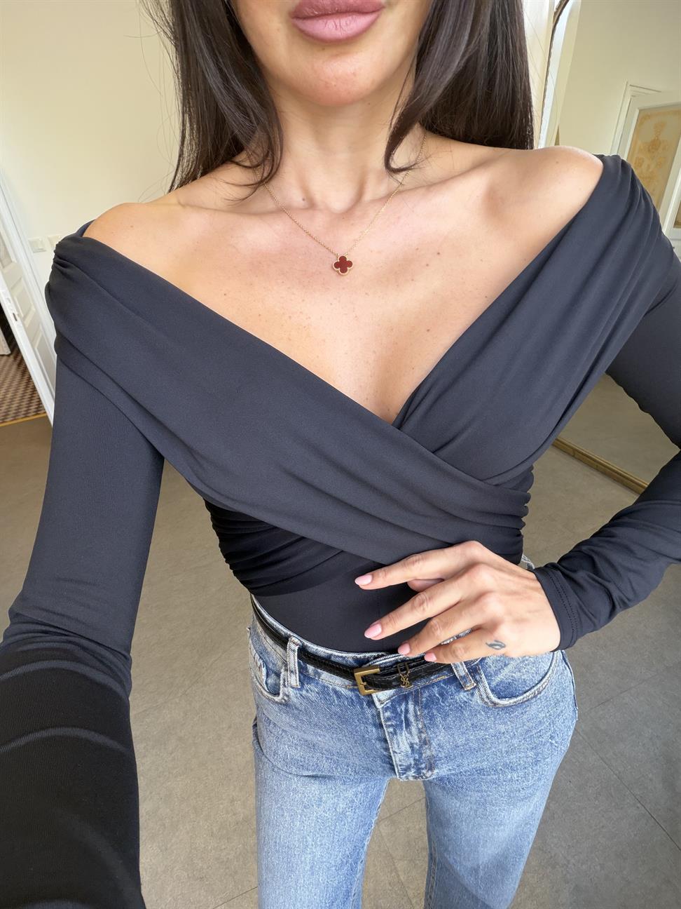 Siyah Drapeli Omzu Açık Bodysuit