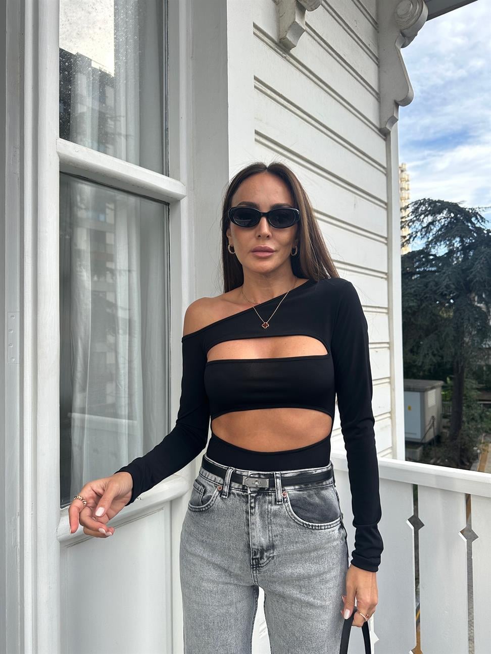 Siyah Düşük Kol Pencere Detay Bodysuit