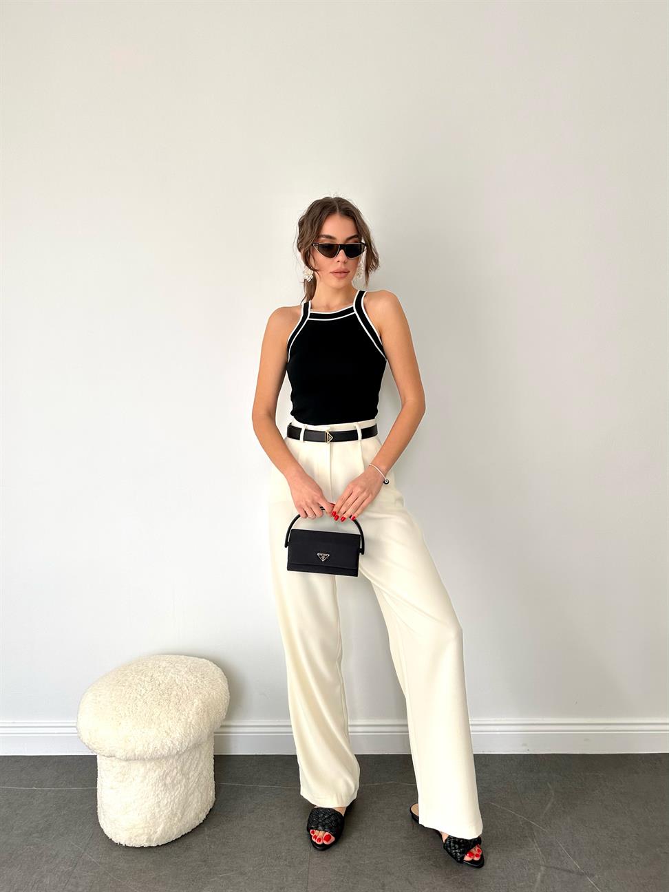 Siyah Düz Askısı İnce Çizgili Bluz