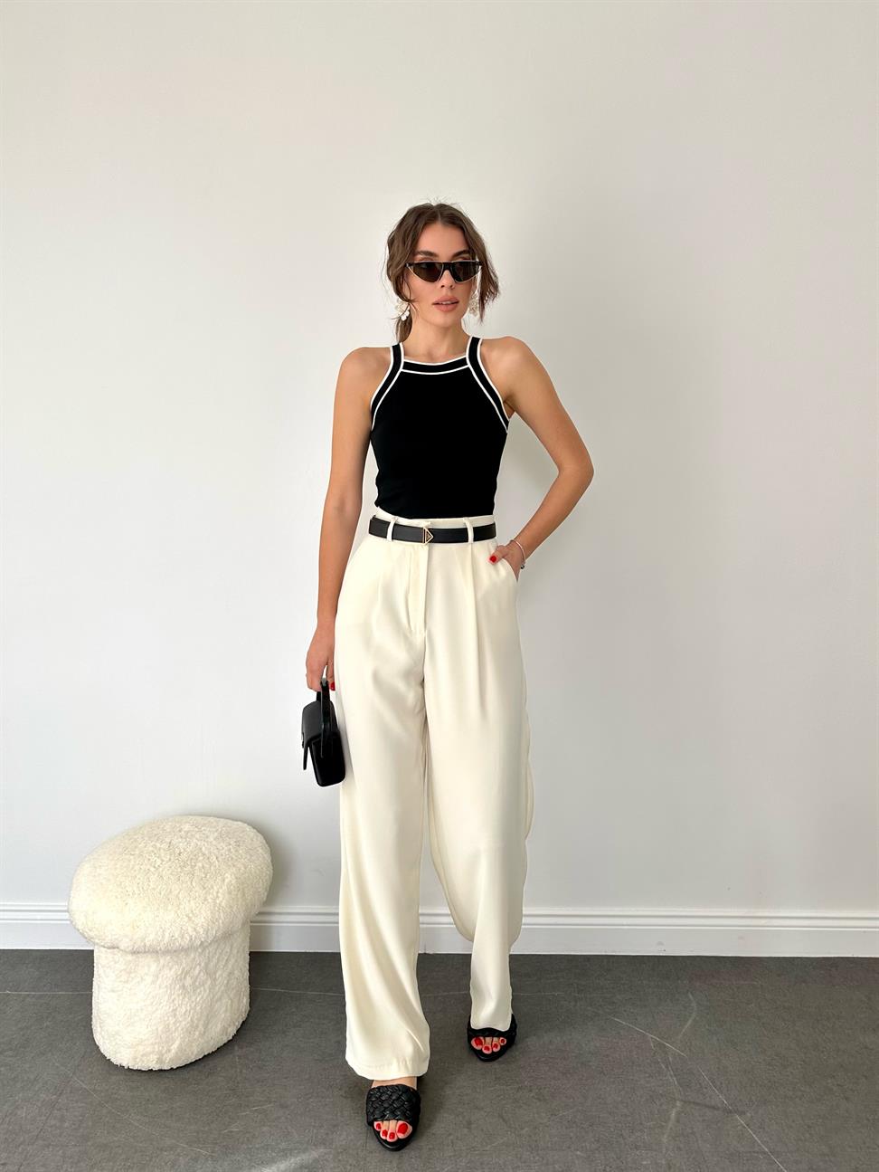 Siyah Düz Askısı İnce Çizgili Bluz