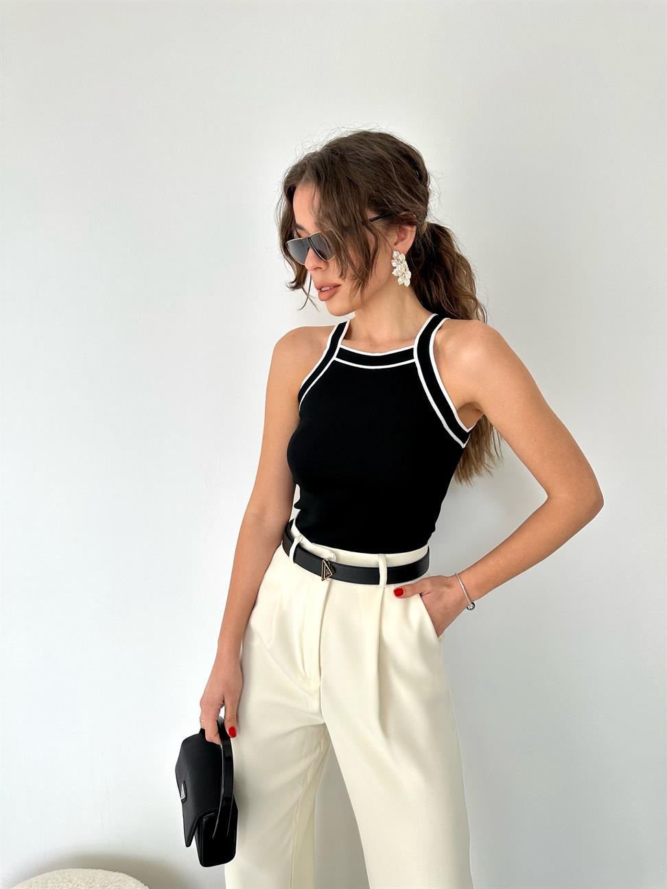 Siyah Düz Askısı İnce Çizgili Bluz