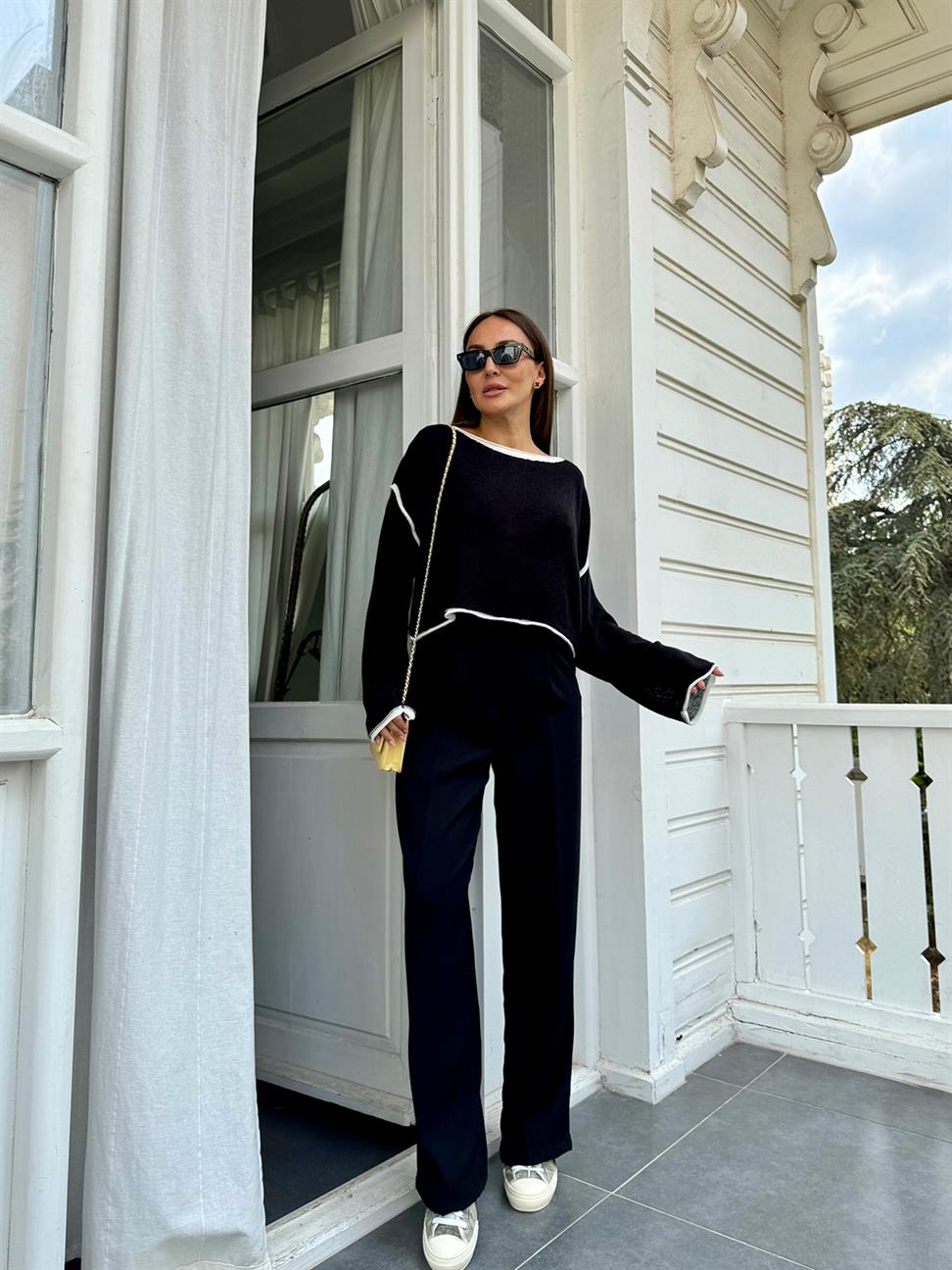 Siyah-Ekru Kayık Yaka İnce Dokulu Triko Kazak