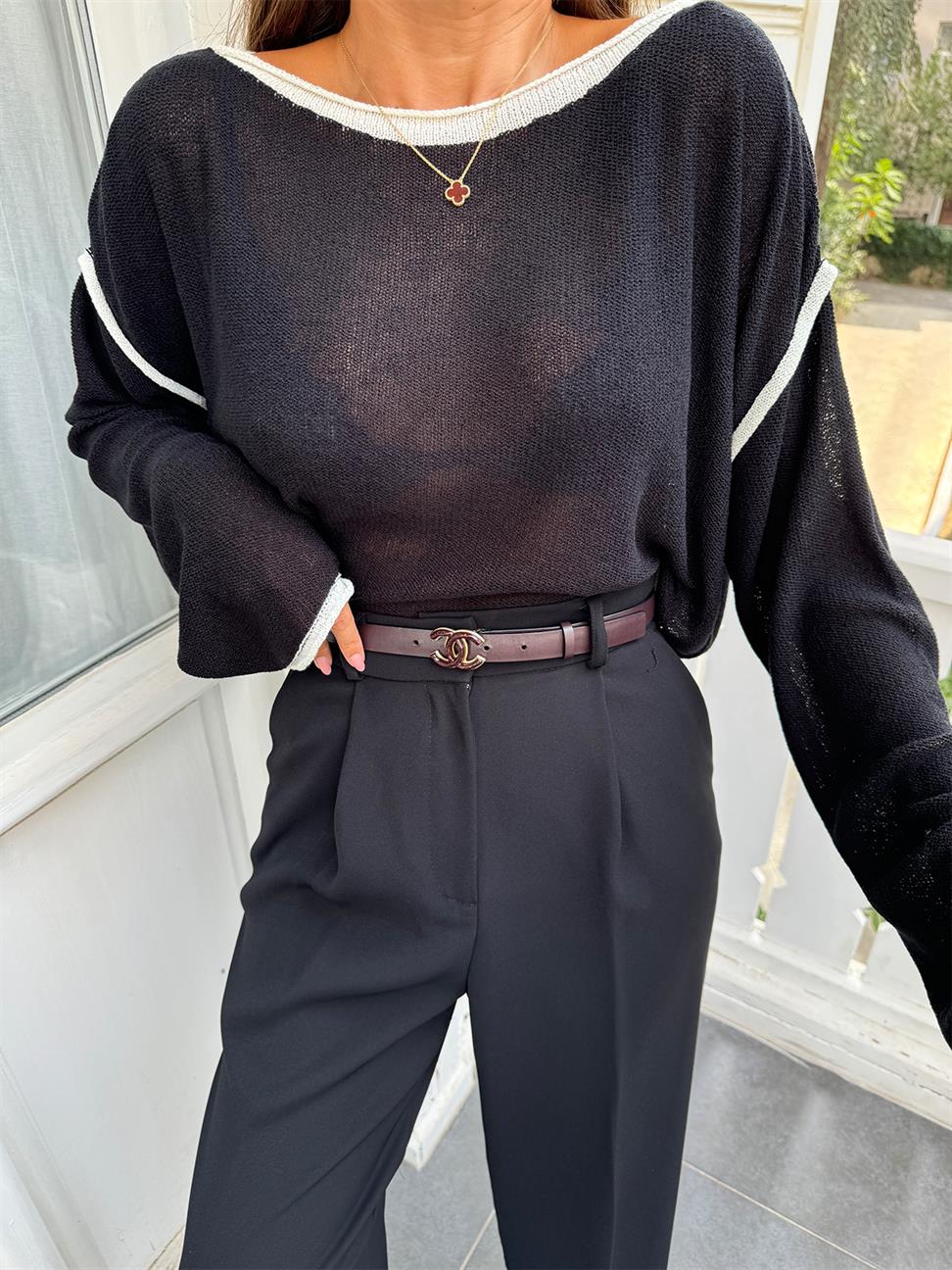 Siyah-Ekru Kayık Yaka İnce Dokulu Triko Kazak