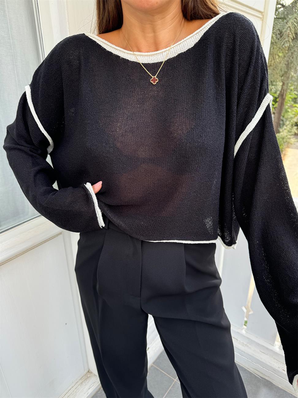 Siyah-Ekru Kayık Yaka İnce Dokulu Triko Kazak