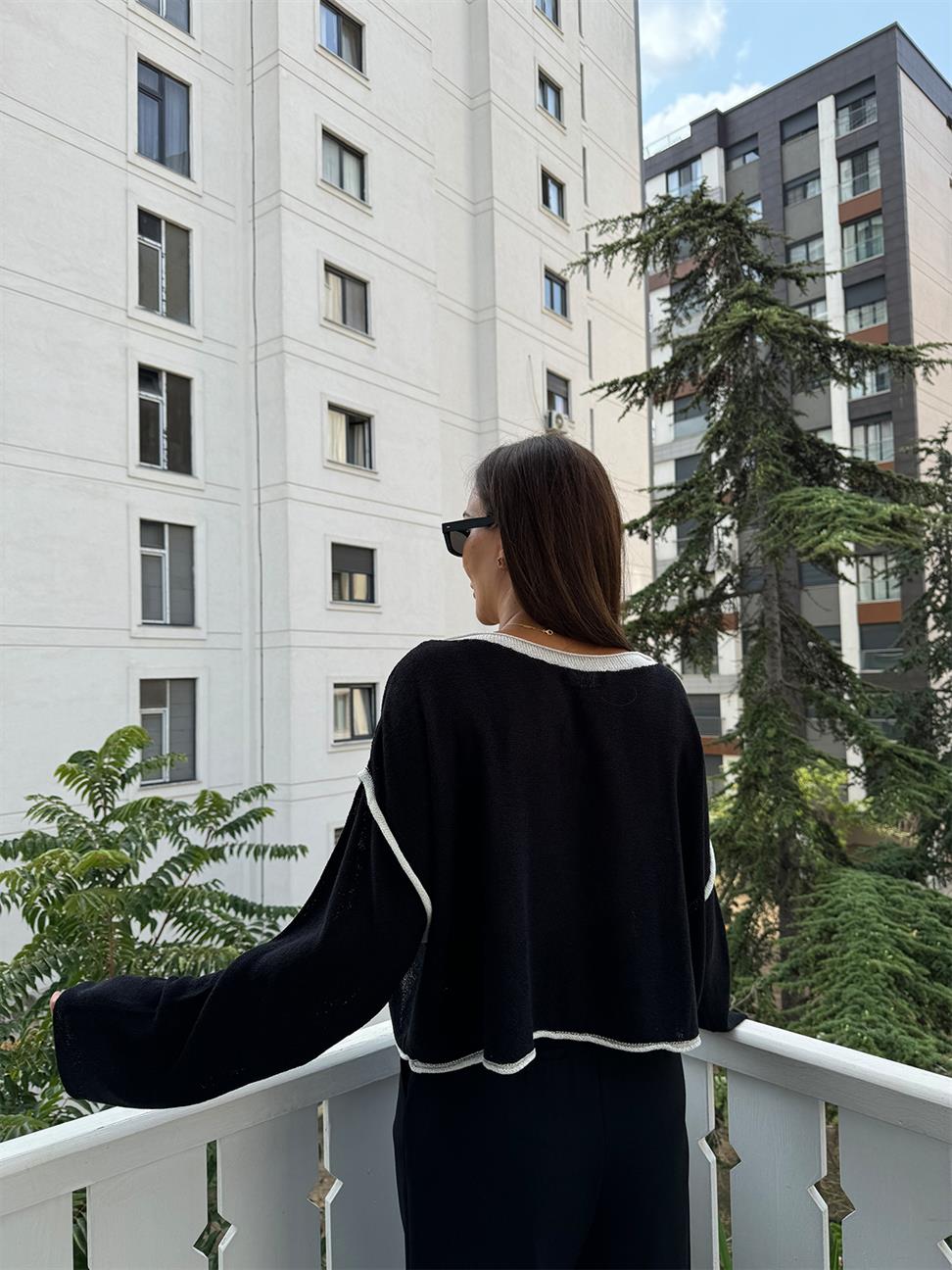 Siyah-Ekru Kayık Yaka İnce Dokulu Triko Kazak