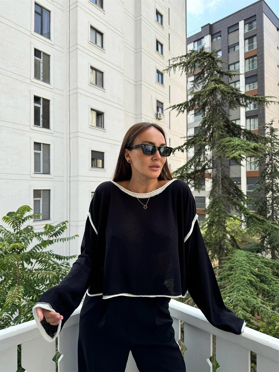 Siyah-Ekru Kayık Yaka İnce Dokulu Triko Kazak