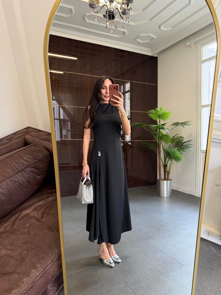 Siyah Eteği Tokalı Yırtmaçlı Elbise