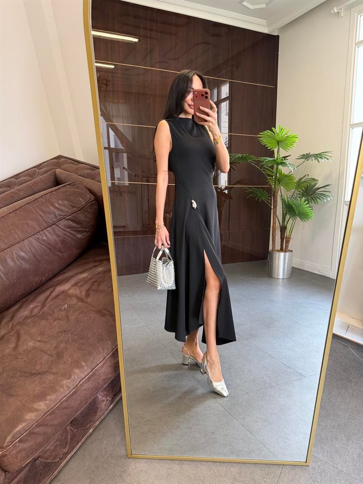 Siyah Eteği Tokalı Yırtmaçlı Elbise