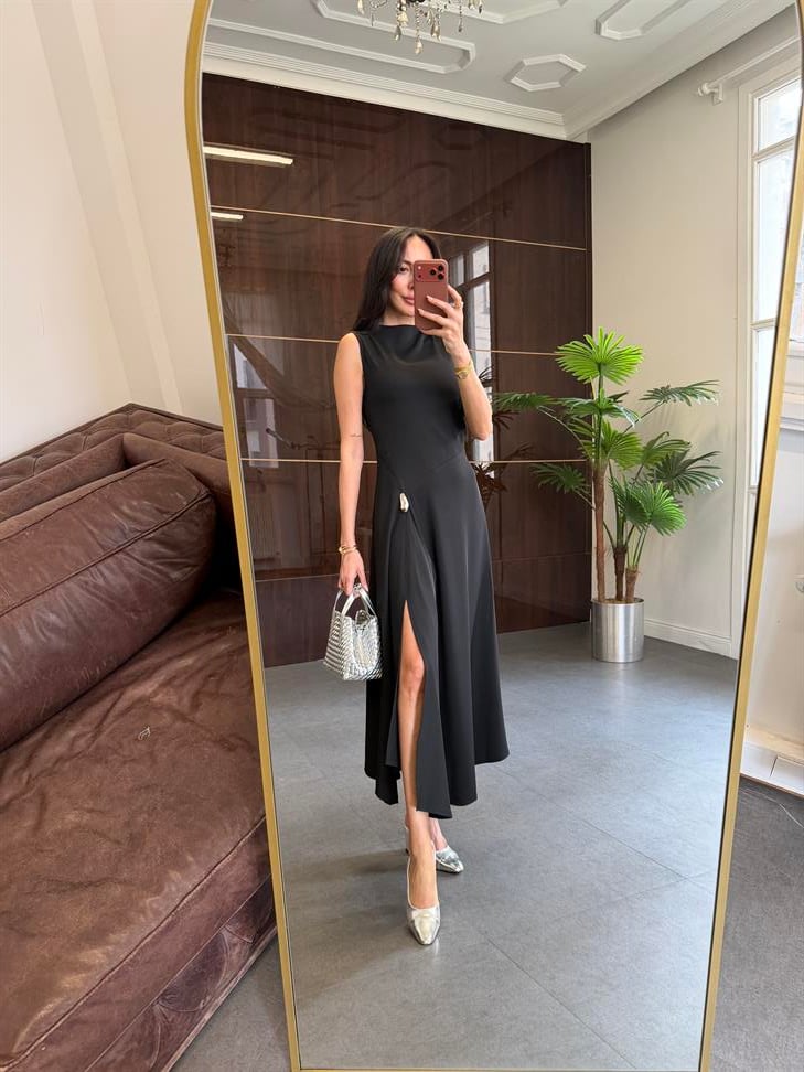 Siyah Eteği Tokalı Yırtmaçlı Elbise