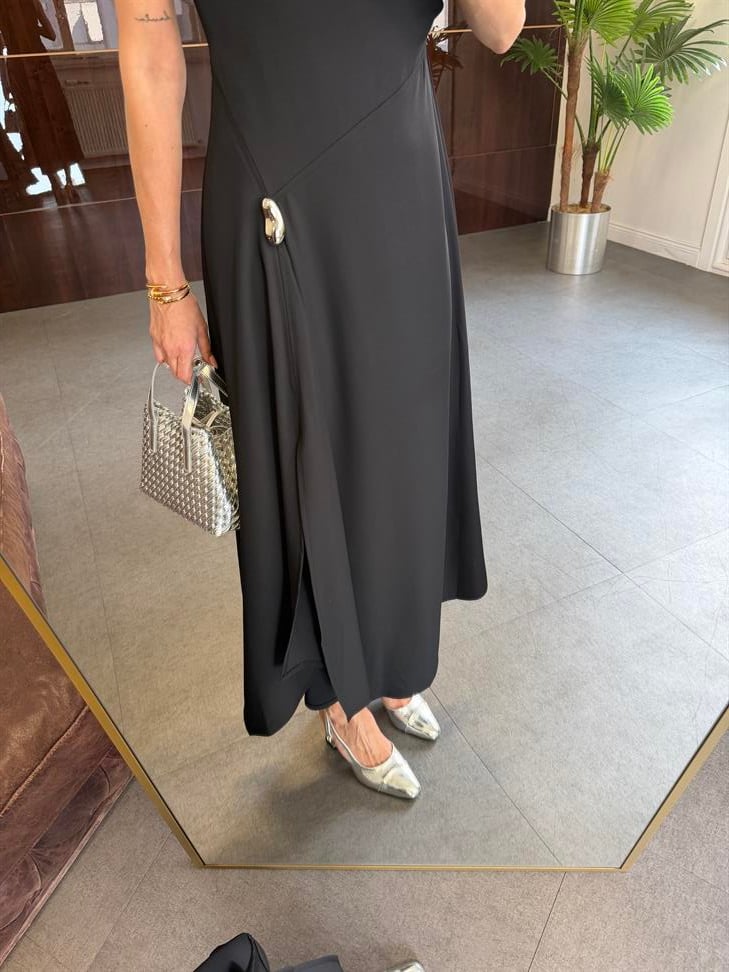 Siyah Eteği Tokalı Yırtmaçlı Elbise