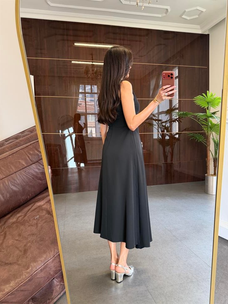 Siyah Eteği Tokalı Yırtmaçlı Elbise