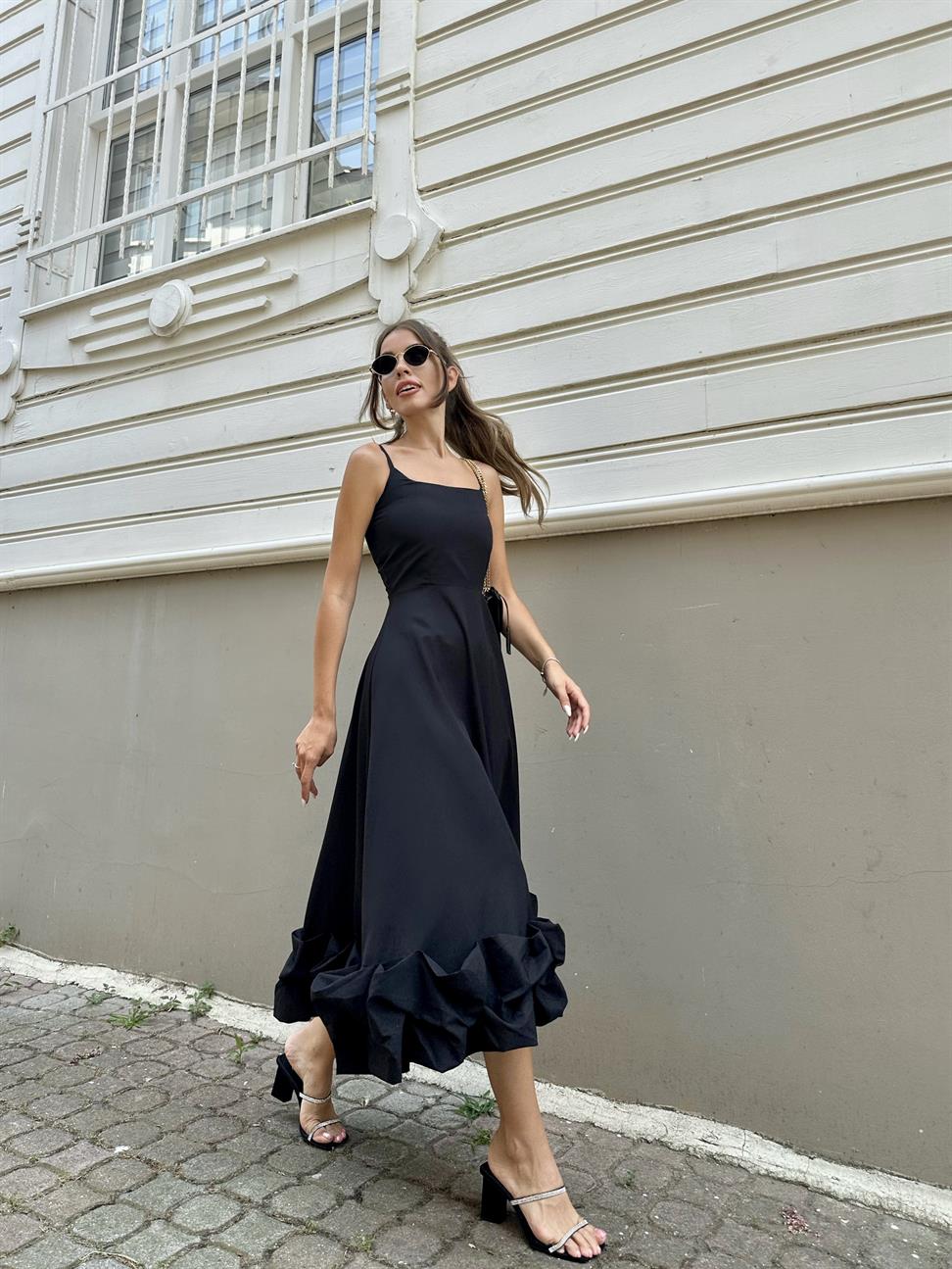 Siyah Etek Ucu Volanlı Elbise