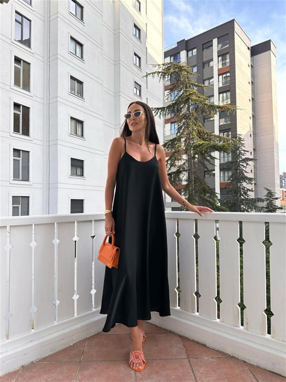 Siyah Etek Ucu Volanlı Uzun Elbise