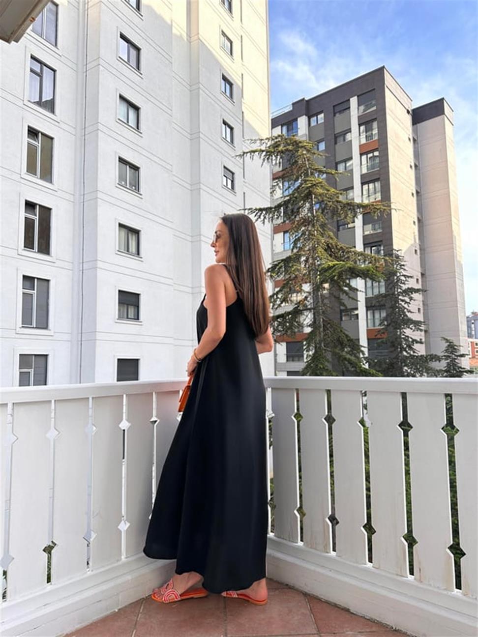 Siyah Etek Ucu Volanlı Uzun Elbise