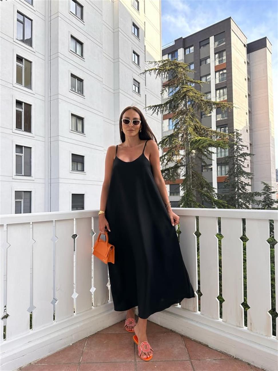 Siyah Etek Ucu Volanlı Uzun Elbise