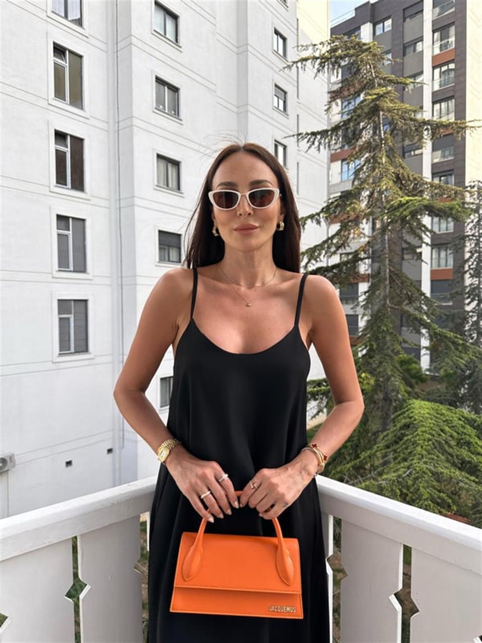 Siyah Etek Ucu Volanlı Uzun Elbise