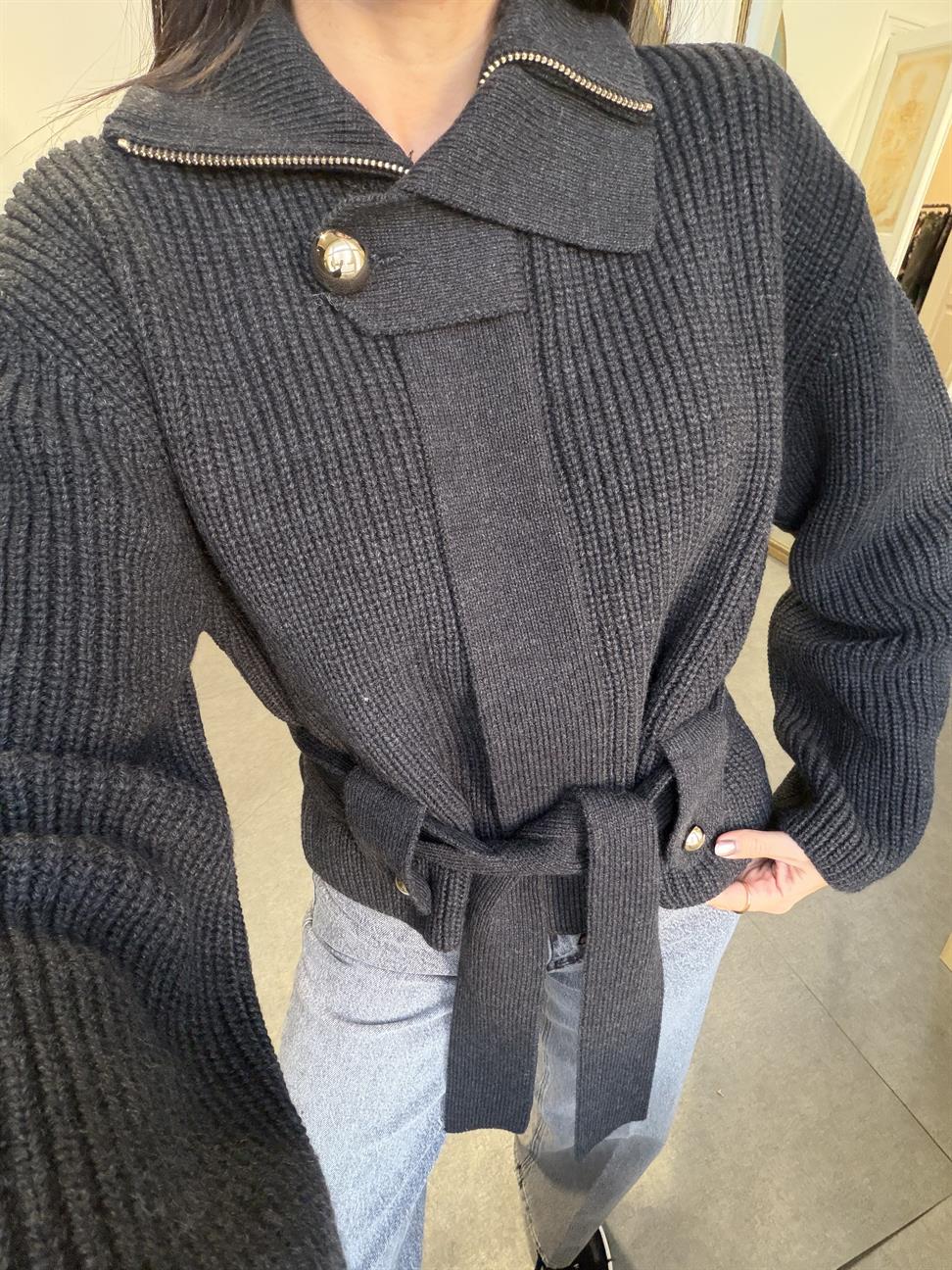 Siyah Fermuarlı Kemerli Düğmeli Yünlü Triko Hırka