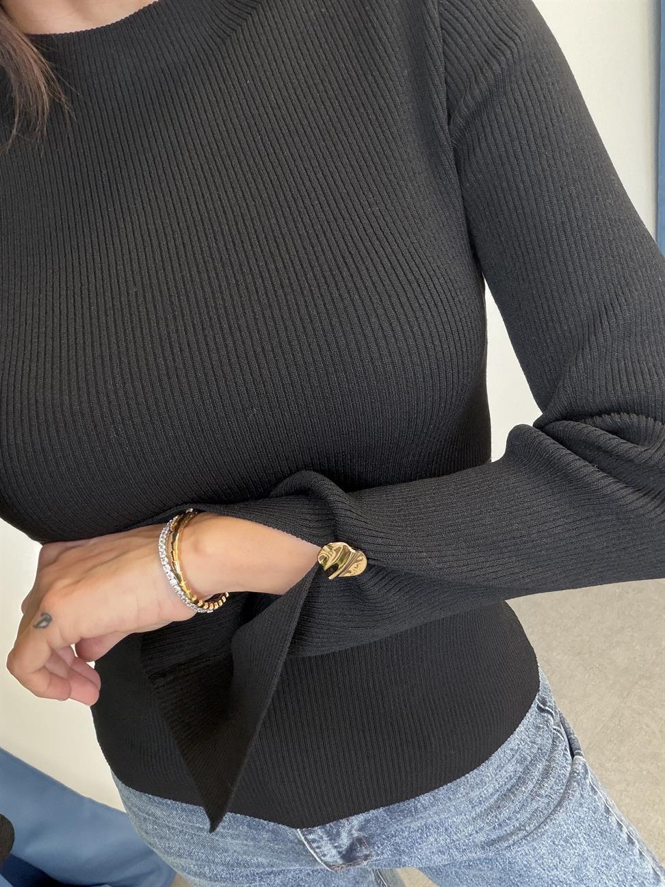 Siyah Fitilli Yırtmaçlı Düğme Detaylı Triko Kazak