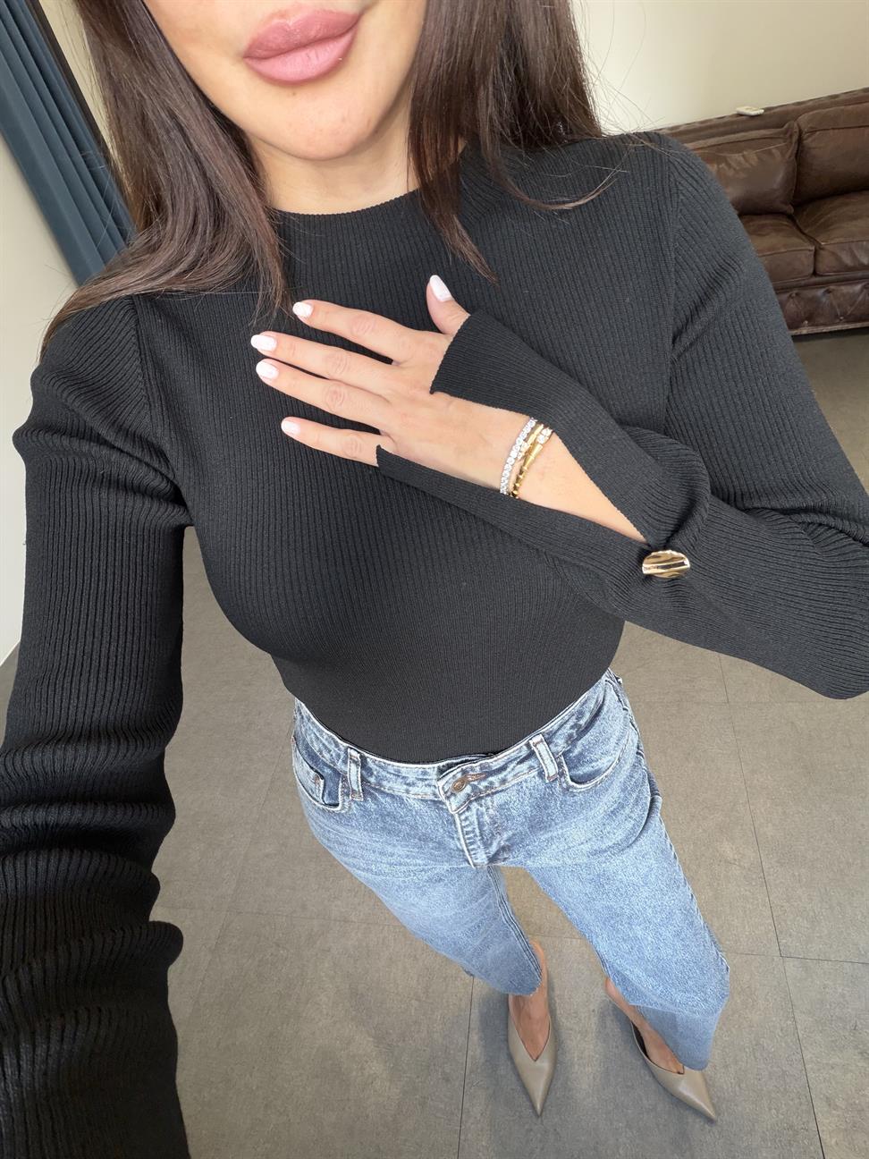 Siyah Fitilli Yırtmaçlı Düğme Detaylı Triko Kazak