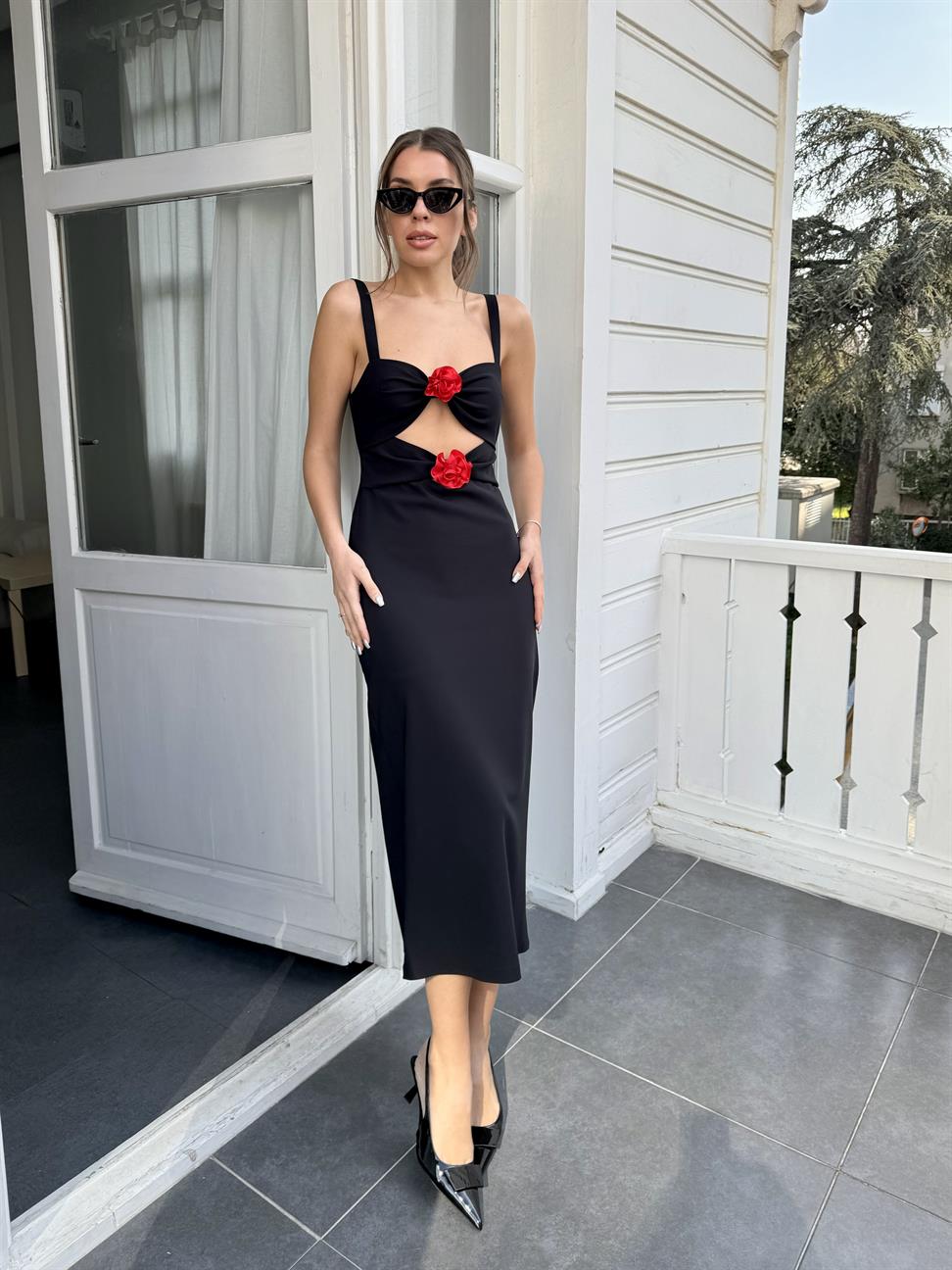 Siyah Gül Detay Askılı Elbise