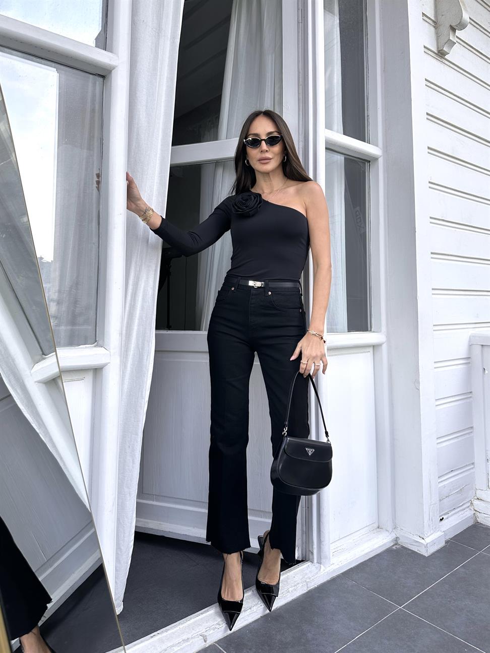 Siyah Gül Detay Tek Kol Bodysuit