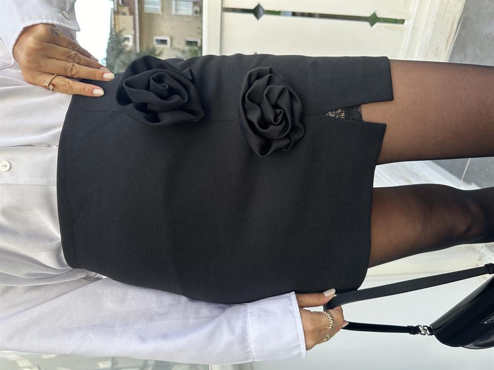 Siyah Gül Detaylı Mini Etek