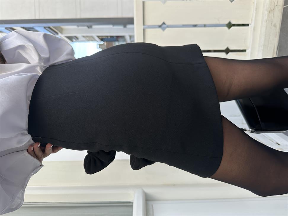 Siyah Gül Detaylı Mini Etek