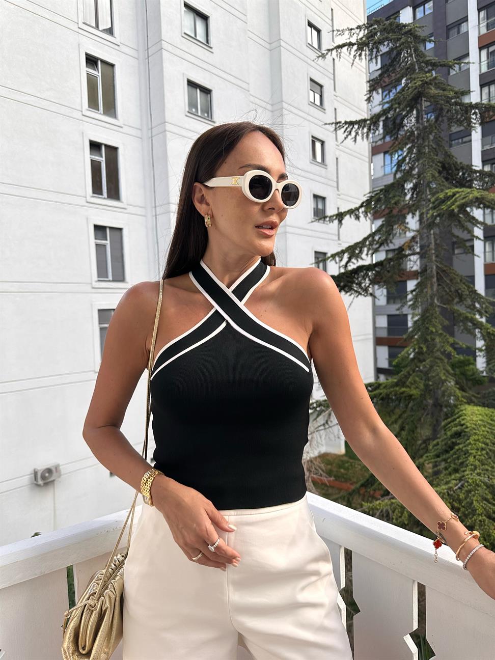 Siyah İki Renkli Boyundan Çapraz Bağlamalı Bluz