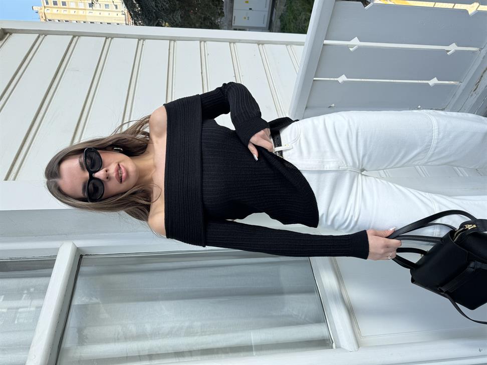 Siyah İnce Doku Kayık Yaka Triko