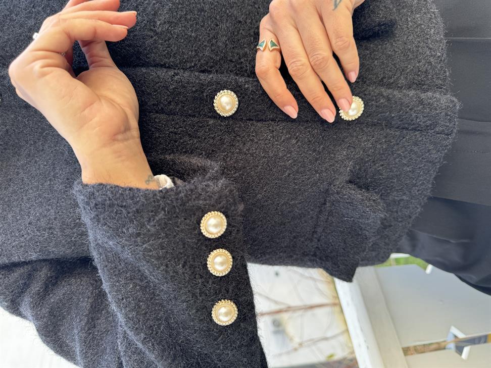 Siyah İnci Düğmeli Astarlı Ceket