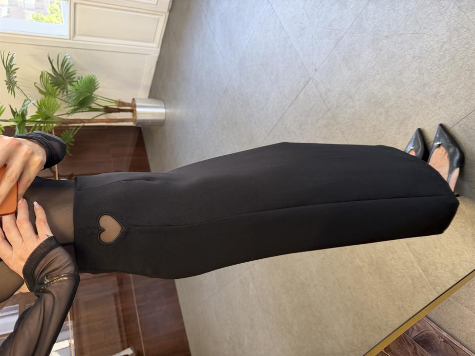 Siyah Kalp Detay Yırtmaçlı Etek