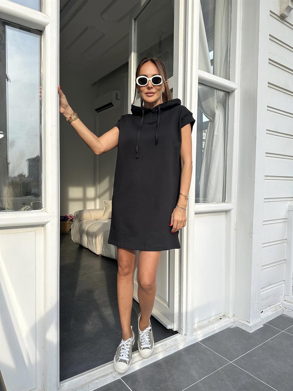 Siyah Kapüşonlu Kolsuz Elbise